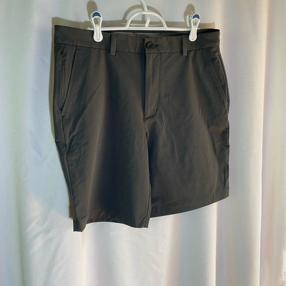 Vineyard Vines, Men’s 9” On-The-Go Performance Shorts, Size 31 NWOT